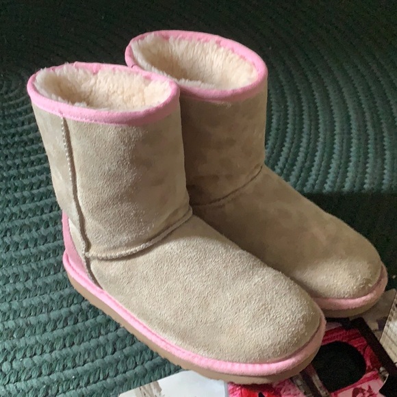 UGG girls boots size:4 tan/pink trim very cute! - Picture 1 of 9